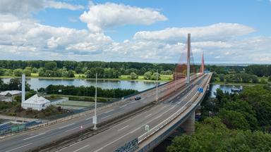 Die gesperrte Friedrich-Ebert-Brücke (Aufnahme mit Drohne). Die Autobahn GmbH rechnet innerhalb der nächsten beiden Wochen mit Ergebnissen, wie es mit der am 03.06.2026 überraschend gesperrten A565-Rheinbrücke in Bonn weitergeht.