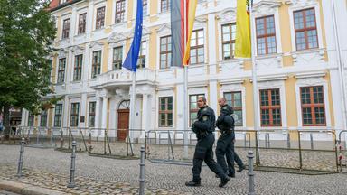 05.09.2026, Sachsen-Anhalt, Magdeburg: Polizisten gehen einen Tag vor der Landtagswahl am abgesicherten Landtag vorbei. Am 6. September wird in Sachsen-Anhalt ein neuer Landtag gewählt.