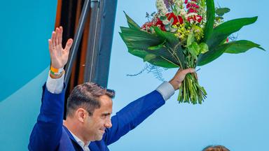 Daniel Peters, Landesvorsitzender und Spitzenkandidat der CDU für die Landtagswahlen in Mecklenburg-Vorpommern, jubelt beim Landesparteitag der CDU über seine Wiederwahl als Landesvorsitzender. Rund 170 Delegierte bereiten bei dem zweitägigen Treffen die Landtagswahlen in Mecklenburg-Vorpommern am 20.09.2026 vor.