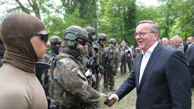 Boris Pistorius (SPD), Bundesverteidigungsminister, spricht beim Tag der Bundeswehr mit Soldaten der Schnellen Einsatzkräfte Sanitätsdienst (SES). Bei der Veranstaltung öffnet die Truppe einmal im Jahr für Interessierte ihre Tore an verschiedenen Standorten.