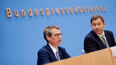 Lars Klingbeil (SPD, r), Bundesminister der Finanzen, und Steffen Meyer, Staatssekretär Haushalt im Bundesministerium der Finanzen, sprechen bei der Pressekonferenz zur Vorstellung des Planentwurfs für den Bundeshaushalt 2027 im Haus der Bundespressekonferenz.