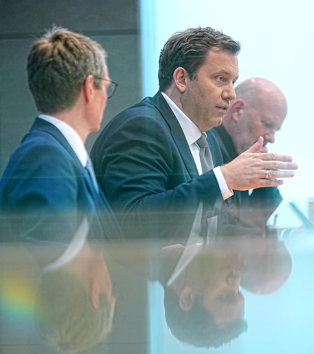 06.07.2026, Berlin: Lars Klingbeil (SPD, 2.v.l.), Bundesminister der Finanzen, und Steffen Meyer (l), Staatssekretär Haushalt im Bundesministerium der Finanzen, sprechen bei der Pressekonferenz zur Vorstellung des Planentwurfs für den Bundeshaushalt 2027 im Haus der Bundespressekonferenz neben Mathis Feldhoff, Vorsitzender der Bundespressekonferenz.
