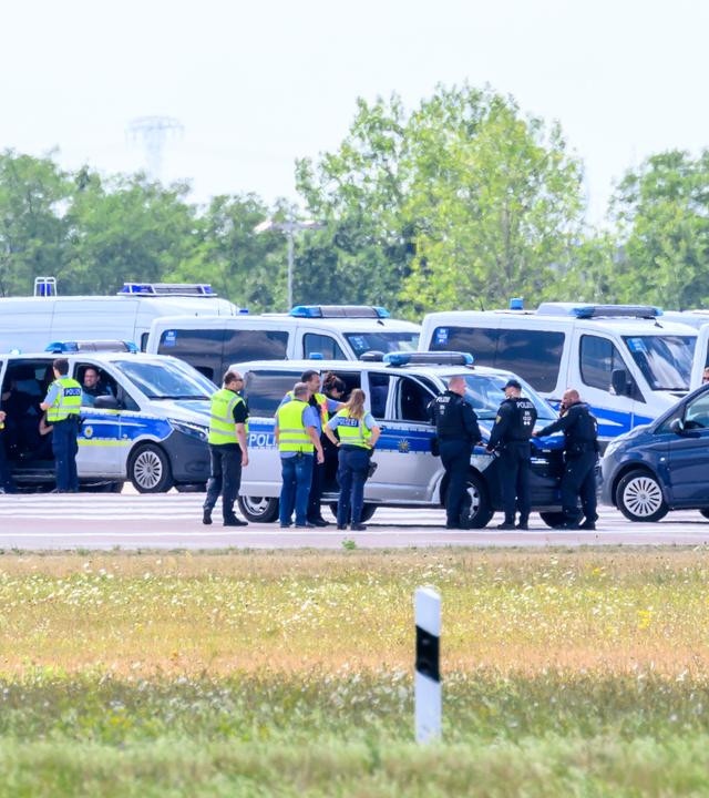 Sachsen, Schkeuditz: Einsatzkräfte der Polizei sind am Ende der Start-und-Lande-Bahn Nord des Flughafens Leipzig/Halle unterwegs. Nach dem Drohnenvorfall in der Nacht zum Mittwoch laufen die Ermittlungen. Die für einen Angriff ausgerüstete Drohne war nach Angaben aus Sicherheitskreisen nahe einer ukrainischen Transportmaschine sichergestellt worden. Die Sicherheitsbehörden sind alarmiert.