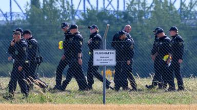 Einsatzkräfte der Polizei durchsuchen das Gelände abseits der Landebahn Nord auf dem Gelände des Flughafens Leipzig/Halle.