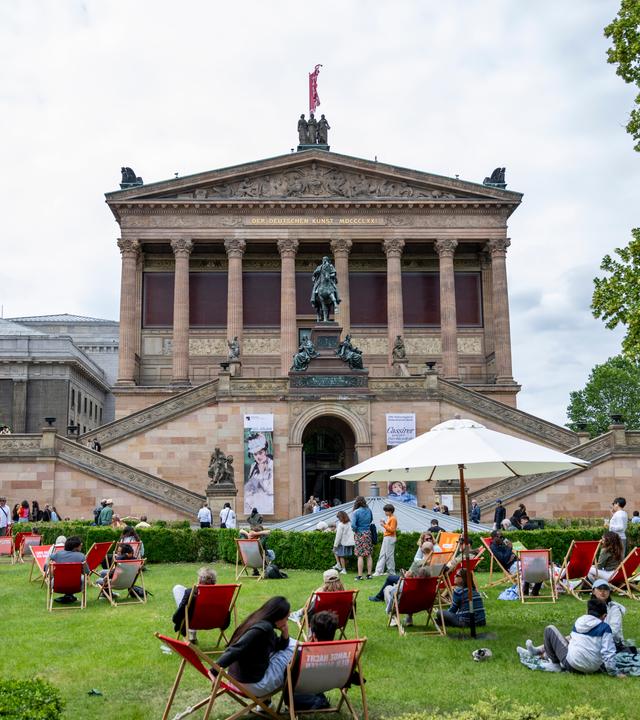 Besucher schauen sich am Demokratietag der Stiftung Preußischer Kulturbesitz den Kolonnadenhof auf der Museumsinsel an. Einrichtungen aus ganz Deutschland präsentieren sich am Unesco-Welterbetag auf der Museumsinsel Berlin.