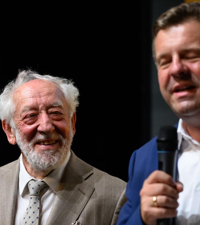 Hallervorden und Schulze unterhalten sich in Dessau