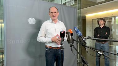 Der Gesundheitsexperte Janosch Dahmen von Bündnis 90/Die Grünen spricht zu Journalisten.