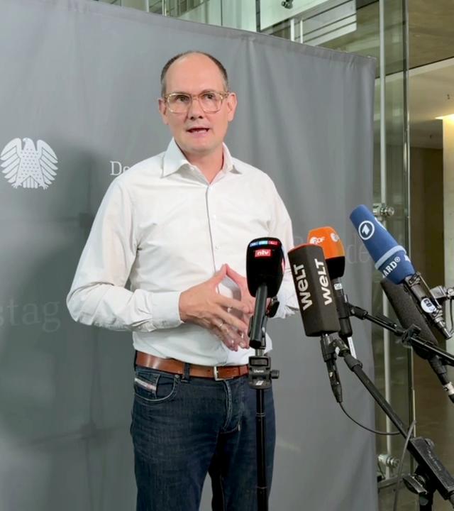 Der Gesundheitsexperte Janosch Dahmen von Bündnis 90/Die Grünen spricht zu Journalisten.