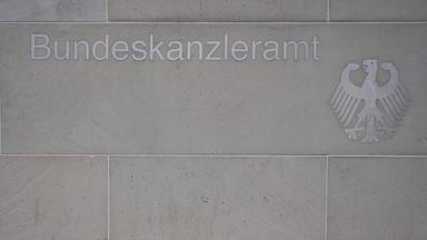 Berlin: Der Schriftzug "Bundeskanzleramt" und der Bundesadler sind an der Einfahrt des Kanzleramtes in Stein eingelassen. Auf einer Sitzung des Koalitionsausschusses vor der parlamentarischen Sommerpause soll im Kanzleramt ein großes Reformpaket geschnürt werden. 