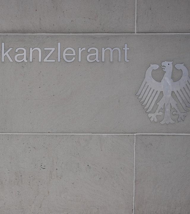 Berlin: Der Schriftzug "Bundeskanzleramt" und der Bundesadler sind an der Einfahrt des Kanzleramtes in Stein eingelassen. Auf einer Sitzung des Koalitionsausschusses vor der parlamentarischen Sommerpause soll im Kanzleramt ein großes Reformpaket geschnürt werden. 
