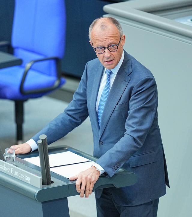 Bundeskanzler Friedrich Merz (CDU) spricht im Plenarsaal im Bundestag bei einer Regierungserklärung.