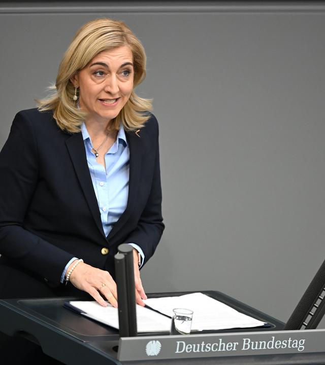 Nina Warken (CDU), Bundesministerin für Gesundheit, spricht zum GKV-Beitragssatzstabilisierungsgesetz im Plenarsaal im Bundestag.