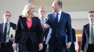 Nina Warken (CDU), Chefin des Bundeskanzleramts und Bundesminister für besondere Aufgaben, und Alexander Dobrindt (CSU), Bundesinnenminister, geben nach der Sitzung des Bundeskabinetts im Bundeskanzleramt ein Pressestatement.