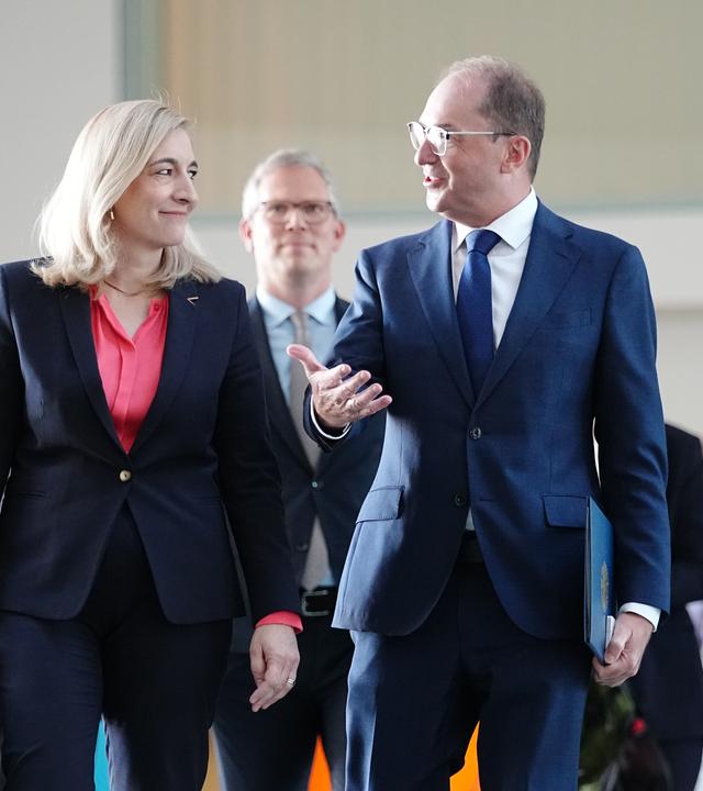 Nina Warken (CDU), Chefin des Bundeskanzleramts und Bundesminister für besondere Aufgaben, und Alexander Dobrindt (CSU), Bundesinnenminister, geben nach der Sitzung des Bundeskabinetts im Bundeskanzleramt ein Pressestatement.