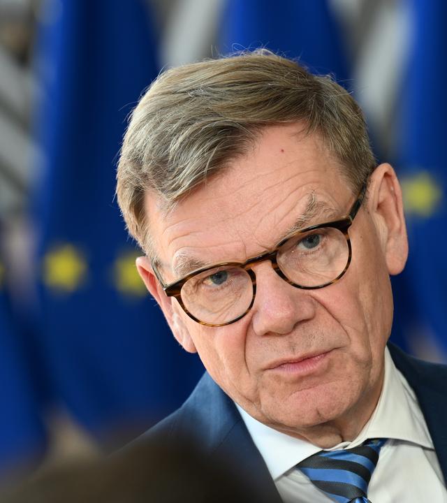 Johann Wadephul, Bundesaußenminister, gibt auf dem Flur des Europäischen Rates ein Interview vor dem Treffen der Außenministerinnen und Außenminister der EU-Staaten. Sie wollen an diesem Montag in Brüssel über die Lage im Nahen und Mittleren Osten sowie in der Ukraine beraten.