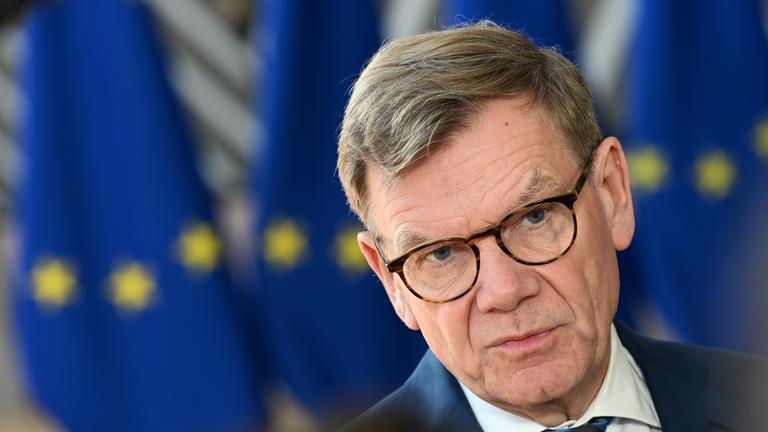 Johann Wadephul, Bundesaußenminister, gibt auf dem Flur des Europäischen Rates ein Interview vor dem Treffen der Außenministerinnen und Außenminister der EU-Staaten. Sie wollen an diesem Montag in Brüssel über die Lage im Nahen und Mittleren Osten sowie in der Ukraine beraten.