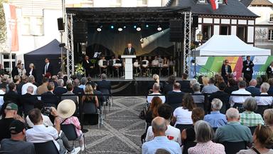 14.07.2026, Rheinland-Pfalz, Bad Neuenahr-Ahrweiler: Gordon Schnieder (CDU), Ministerpräsident von Rheinland-Pfalz, spricht bei der zentralen Gedenkveranstaltung zum fünften Jahrestag der Flutkatastrophe im Ahrtal auf dem Marktplatz. Die Flut in der Nacht vom 14. auf den 15. Juli 2021 in Rheinland-Pfalz und Nordrhein-Westfalen war eine der verheerendsten Naturkatastrophen in der jüngeren deutschen Geschichte.