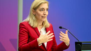 15.07.2026, Berlin: Nina Warken (CDU), Bundesministerin für Gesundheit, spricht im Digitalministerium während einer gemeinsamen Pressekonferenz mit Digitalminister Wildberger.
