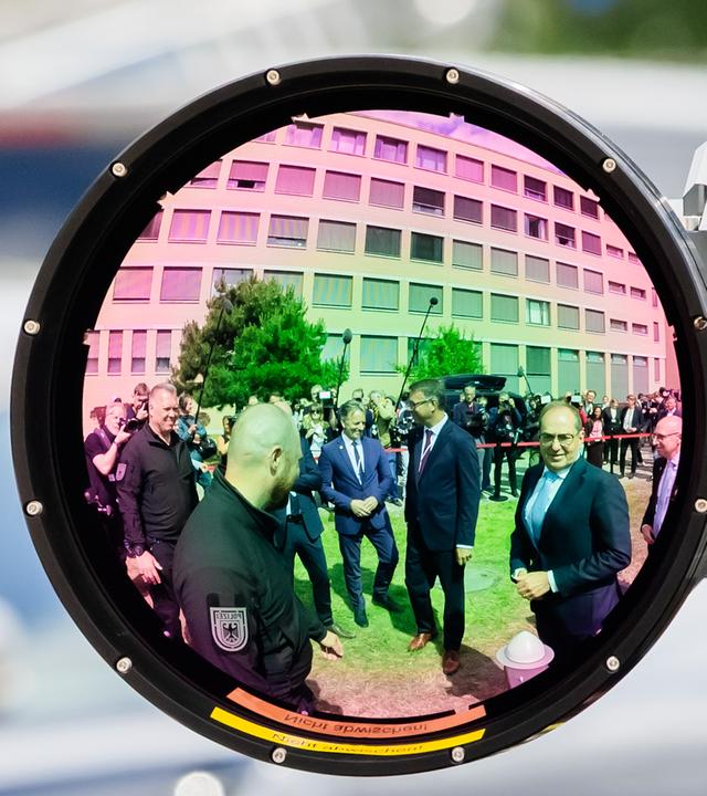 Berlin: Alexander Dobrindt (CSU, r), Bundesinnenminister, spiegelt sich bei der Einweihung des Gemeinsamen Zentrums zur Abwehr hybrider Bedrohungen (GAZ Hybrid) in einem Vision-Flex-Kamerasystem zur Abwehr von Drohnen. Das neue Abwehrzentrum wird in Räumlichkeiten des Bundesamtes für Verfassungsschutz in Berlin-Treptow angesiedelt sein.