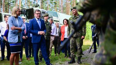 Johann Wadephul (CDU), Außenminister, und Elina Valtonen, Ministerin für auswärtige Angelegenheiten der Republik Finnland, sprechen während eines Besuchs einer Schule für Reserveoffiziere des finnischen Militärs mit Auszubildenden.