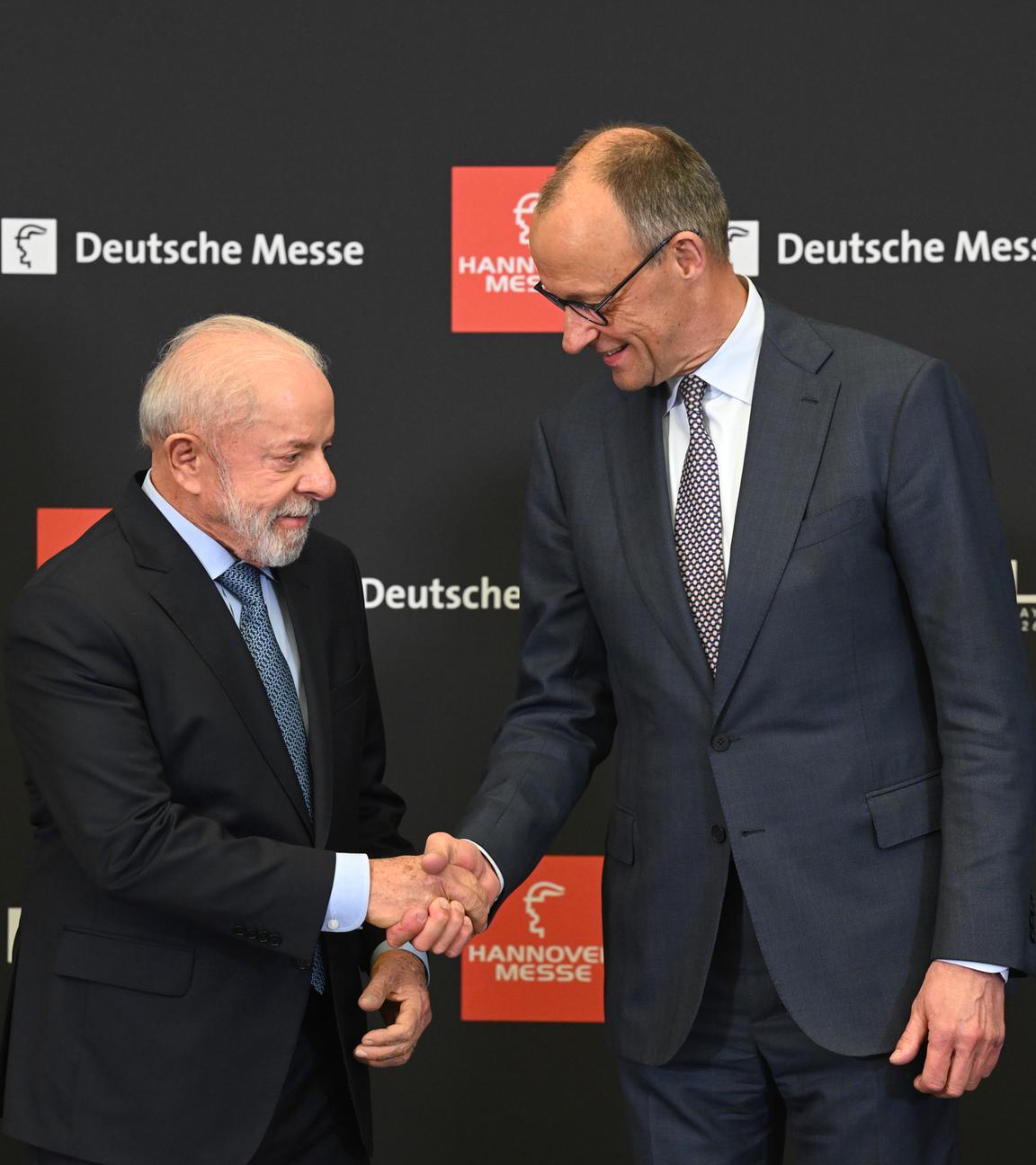 Bundeskanzler Friedrich Merz (CDU) und Brasiliens Präsident Luiz Inácio Lula da Silva (2.vl)
