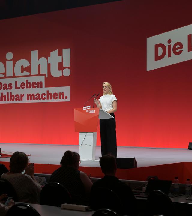 Ines Schwerdtner, Vorsitzende der Partei Die Linke, spricht beim Bundesparteitag der Linken in der Metropolishalle in Potsdam.