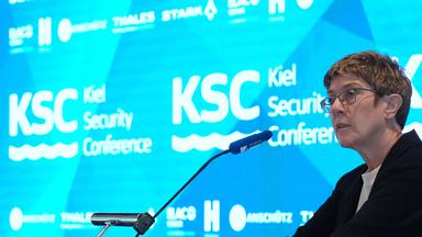 Annegret Kramp Karrenbauer (CDU), Vorsitzende der Konrad-Adenauer-Stiftung, spricht zu Beginn der Sicherheitskonferenz Kiel Security Conference 2026 im Maritim Hotel Bellevue Kiel