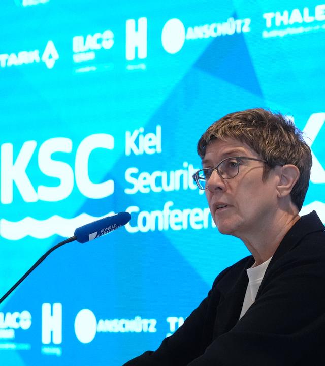 Annegret Kramp Karrenbauer (CDU), Vorsitzende der Konrad-Adenauer-Stiftung, spricht zu Beginn der Sicherheitskonferenz Kiel Security Conference 2026 im Maritim Hotel Bellevue Kiel