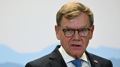Johann Wadephul (CDU), Außenminister, spricht bei einer gemeinsamen Pressekonferenz mit dem schweizerischen Vorsteher des Eidgenössischen Departements für auswärtige Angelegenheiten, Ignazio Cassis.