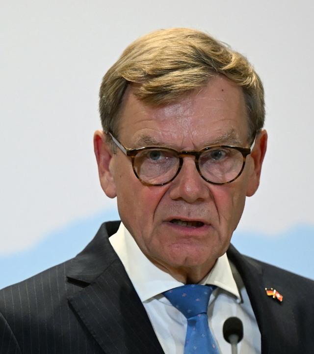 Johann Wadephul (CDU), Außenminister, spricht bei einer gemeinsamen Pressekonferenz mit dem schweizerischen Vorsteher des Eidgenössischen Departements für auswärtige Angelegenheiten, Ignazio Cassis.