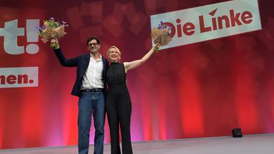 Brandenburg, Potsdam: Luigi Pantisano (Die Linke,l), Parteivorsitzender, und Ines Schwerdtner (Die Linke), Parteivorsitzende, sind die neue Doppelspitze der Linken. Beim 10. Bundesparteitages der Linken in der Metropolis Halle in Potsdam wurden sie von den Delegierten gewählt