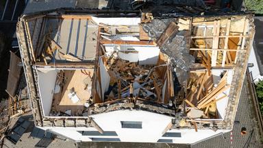Hessen, Solms: Starke Zerstörungen sind an mehreren Häusern in Solms-Oberndorf nach einem mutmaßlichen Tornado zu erkennen (Aufnahme mit einer Drohne) 
