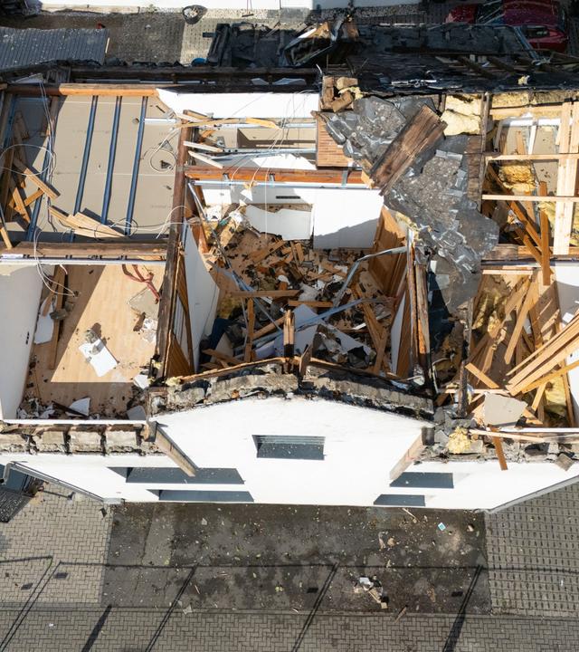 Hessen, Solms: Starke Zerstörungen sind an mehreren Häusern in Solms-Oberndorf nach einem mutmaßlichen Tornado zu erkennen (Aufnahme mit einer Drohne) 