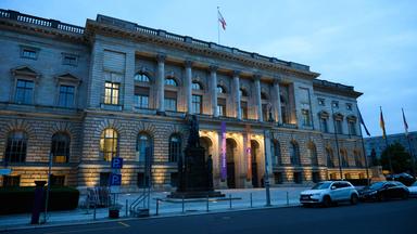 20.09.2026, Berlin: Blick auf das Abgeordnetenhaus in den frühen Morgenstunden. Heute findet die Wahl des Berliner Abgeordnetenhauses sowie die der Bezirksparlamente in der Bundeshauptstadt, statt. Foto: Annette Riedl/dpa +++ dpa-Bildfunk +++