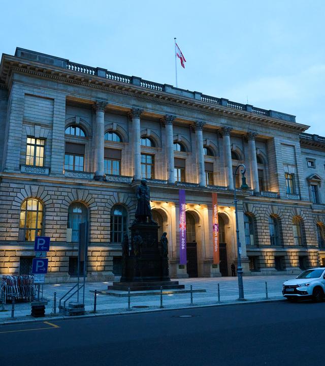 20.09.2026, Berlin: Blick auf das Abgeordnetenhaus in den frühen Morgenstunden. Heute findet die Wahl des Berliner Abgeordnetenhauses sowie die der Bezirksparlamente in der Bundeshauptstadt, statt. Foto: Annette Riedl/dpa +++ dpa-Bildfunk +++