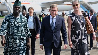 21.07.2026, Nigeria, Lagos: Bundesaußenminister Johann Wadephul (M, CDU) kommt auf dem internationalen Flughafen Murtala Muhammed an und geht neben der deutschen Botschafterin Annett Günther (r) und einem Vertreter des Lagos State Governments zum Auto.Der Außenminister besucht Afrika vor dem Hintergrund der aktuellen Krisen und Kriege sowie auf der Suche nach neuen und vertieften Partnerschaften im politischen und wirtschaftlichen Bereich. Foto: Soeren Stache/dpa +++ dpa-Bildfunk +++