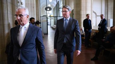 Andreas Scheuer (CSU), ehemaliger Bundesverkehrsminister, geht zusammen mit seinem Rechtsanwalt Daniel Krause (l) nach einer kurzen Pause am ersten Tag vom Prozess im Zusammenhang mit der gescheiterten Pkw-Maut vor der 38. Großen Strafkammer im Kriminalgericht Moabit zurück in den Gerichtssaal. Die Anklage wirft dem damaligen CSU-Politiker eine Falschaussage im Maut-Untersuchungsausschuss des Bundestags vor. Mitangeklagt ist der ehemalige Staatssekretär Schulz. Beide bestreiten den Vorwurf.