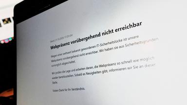 21.10.2026, Niedersachsen, Braunschweig: Beim Aufrufen der Internetseite des Städtischen Klinikums Braunschweig wird ein Hinweis, dass die Webpräsenz vorübergehend nicht erreichbar ist, angezeigt. Eine neu entdeckte, schwerwiegende Sicherheitslücke bringt weltweit das Fundament zahlreicher Webseiten und Onlinedienste ins Wanken. Betroffen ist die weit verbreitete Programmiersprache PHP, auf der ein Großteil des gesamten Internets basiert.