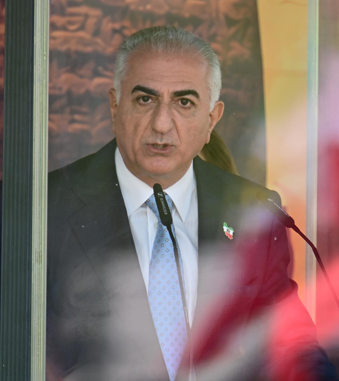 Iranischer Schah-Sohn Pahlavi spricht auf einer Demonstration in Berlin.