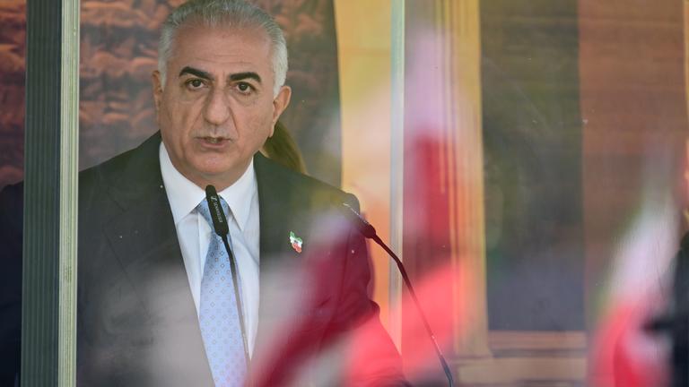 Iranischer Schah-Sohn Pahlavi spricht auf einer Demonstration in Berlin.