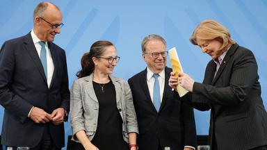 Die Vorsitzenden der Kommission Constanze Janda (2.v.l) und Frank-Jürgen Weise (2.v.r) übergeben den Bericht der Alterssicherungskommission über umfassende Schritte als Grundlage für eine Rentenreform an Bundeskanzler Friedrich Merz (CDU) und Bärbel Bas (SPD), Bundesministerin für Arbeit und Soziales und SPD-Parteivorsitzende.