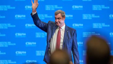 23.10.2026, Bayern, München: Markus Söder, CSU-Vorsitzender, winkt nach seiner Rede beim CSU-Parteitag. 