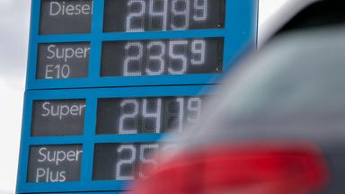 Sachsen, Leipzig: Blick auf die Preistafel einer Tankstelle. Der Weg für einen erneuten Tankrabatt wegen der hohen