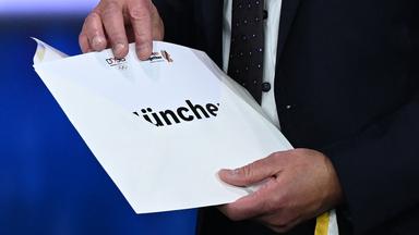 26.09.2026, Baden-Württemberg, Baden-Baden: Sportpolitik: Thomas Weikert, Präsident des Deutschen Olympischen Sportbundes (DOSB), öffnet auf der Bühne bei der außerordentlichen DOSB-Mitgliederversammlung zur Wahl des deutschen Olympia-Bewerbers für 2036, 2040 oder 2044 den Umschlag. München ist der deutsche Kandidat für Olympia und Paralympics für 2036, 2040 oder 2044.