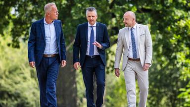 Dr. Matthias Miersch (Vorsitzender der SPD-Bundestagsfraktion), Thorsten Frei (Vorsitzender der CDU/CSU-Bundestagsfraktion) und Alexander Hoffmann (Vorsitzender der CSU im Bundestag), (v.l.n.r.) auf einem Presserundgang am Aasee anlässlich der Klausurtagung der Fraktionsvorstände von Union und SPD. Nach der Sommerpause kommen die Fraktionsführungen von Union und SPD zusammen im Hotel Mövenpick, um die Koalitionsarbeit für die nächsten Monate vorzubereiten. Die Union geht mit dem neuen Vorsitzenden Thorsten Frei in die Beratungen, der kurz vor der Sommerpause gewählt worden war.