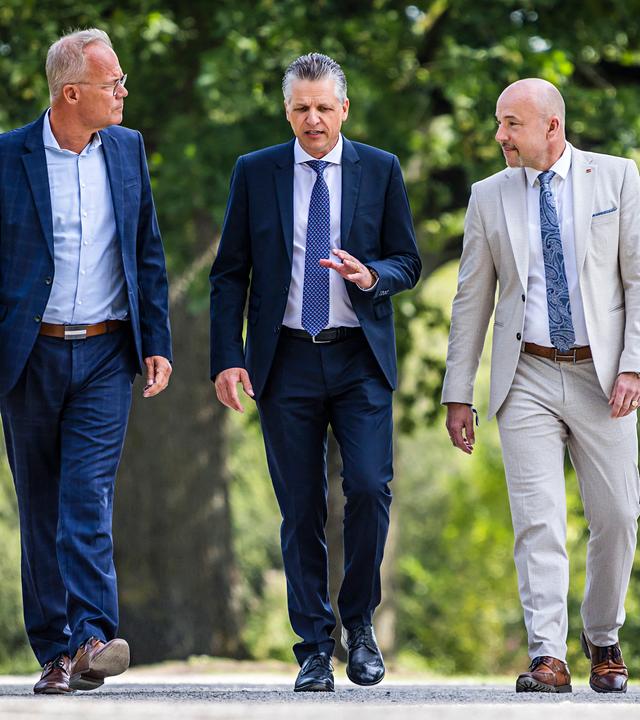Dr. Matthias Miersch (Vorsitzender der SPD-Bundestagsfraktion), Thorsten Frei (Vorsitzender der CDU/CSU-Bundestagsfraktion) und Alexander Hoffmann (Vorsitzender der CSU im Bundestag), (v.l.n.r.) auf einem Presserundgang am Aasee anlässlich der Klausurtagung der Fraktionsvorstände von Union und SPD. Nach der Sommerpause kommen die Fraktionsführungen von Union und SPD zusammen im Hotel Mövenpick, um die Koalitionsarbeit für die nächsten Monate vorzubereiten. Die Union geht mit dem neuen Vorsitzenden Thorsten Frei in die Beratungen, der kurz vor der Sommerpause gewählt worden war.