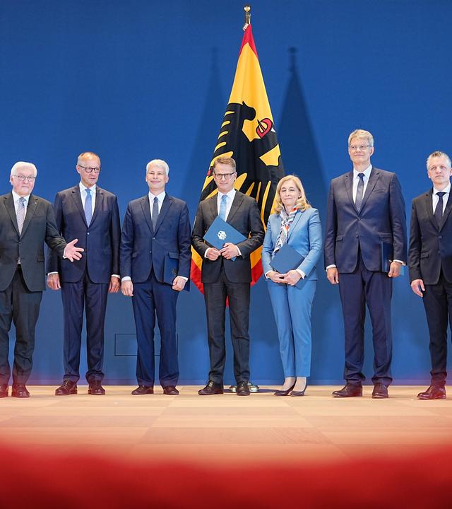dpatopbilder - 29.07.2026, Berlin: Frank-Walter Steinmeier (SPD, l-r), Bundespräsident, Friedrich Merz (CDU), Bundeskanzler, Steffen Bilger, Bundesminister für Verkehr, Carsten Linnemann, Bundesminister für Gesundheit, Nina Warken (CDU), Chefin des Bundeskanzleramts und Bundesministerin für besondere Aufgaben, Patrick Schnieder (CDU) nach seiner Erlassung als Bundesminister für Verkehr, und Thorsten Frei, zukünftiger Vorsitzender der CDU/CSU-Fraktion im Bundestag, stehen nach der Ernennung und Entlassung von Mitgliedern der Bundesregierung zusammen. 