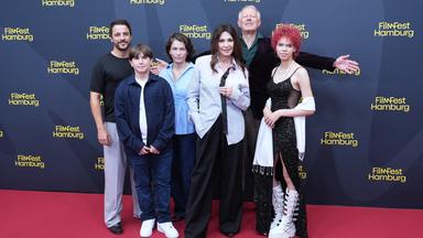 29.09.2026, Hamburg: Schauspielerin Iris Berben (3.v.r.), Schauspieler Axel Milberg (2.v.r.), Schauspielerin Henriette Confurius (3.v.l.), Schauspieler Kostja Ullmann (l), Schauspielerin Mik Stieber (r) und Schauspieler Kilian Kasa (2.v.l) stehen während eines Photocalls zum Film «Die dritte Hochzeit» auf dem Roten Teppich des 34. Filmfestes Hamburg vor dem Cinemaxx Dammtor. 