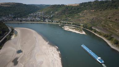 Ein Tankschiff passiert eine Sandbank bei Oberwesel. Die niedrigen Wasserstände behindern die Schifffahrt