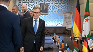 31.08.2026, Algerien, Algier: Johann Wadephul (CDU), Bundesaußenminister, steht am Tisch vor einem Gespräch mit Ahmed Attaf, Außenminister von Algerien, im dortigen Außenministerium. Der deutsche Außenminister reist vor dem Hintergrund der Krisen im Nahen Osten und in der Sahelregion nach Tunesien und Algerien.
